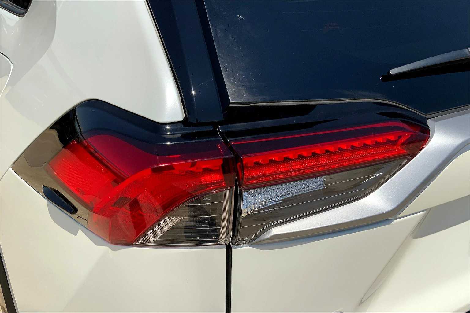 2019 Toyota RAV4 Hybrid XSE photo 25