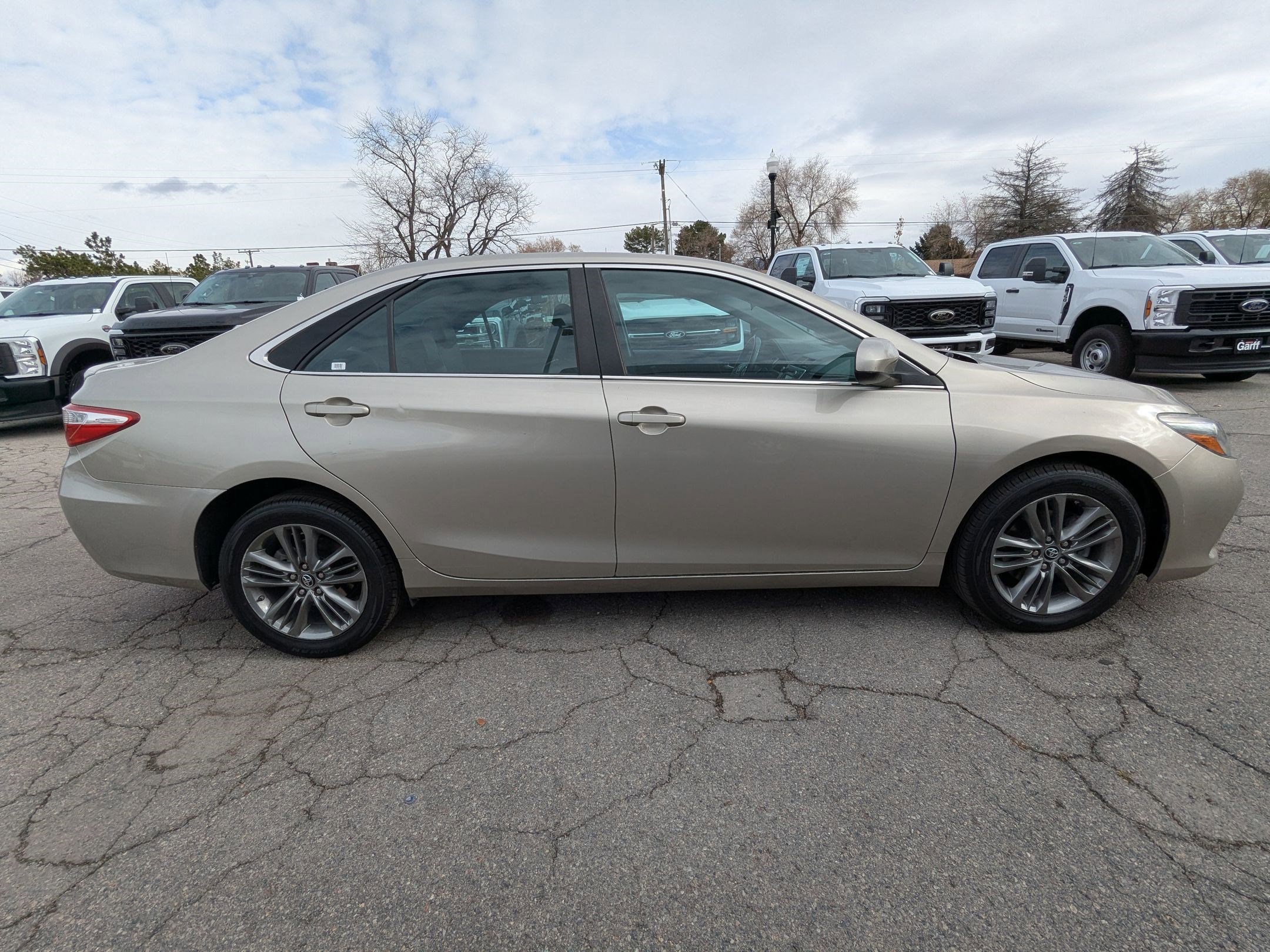 2016 Toyota Camry XLE photo 2