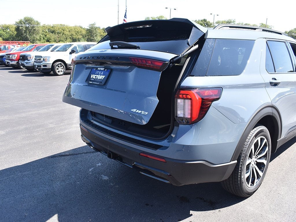2025 Ford Explorer ST-Line photo 25