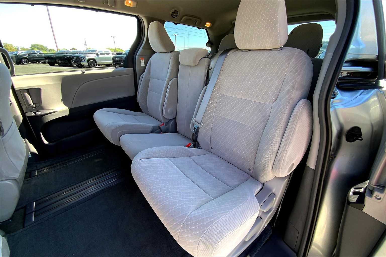 2017 Toyota Sienna LE photo 19