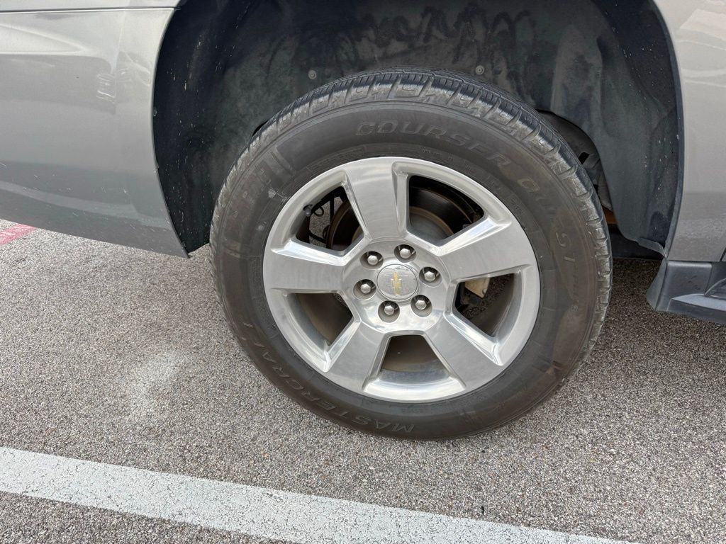 2017 Chevrolet Suburban LT photo 3