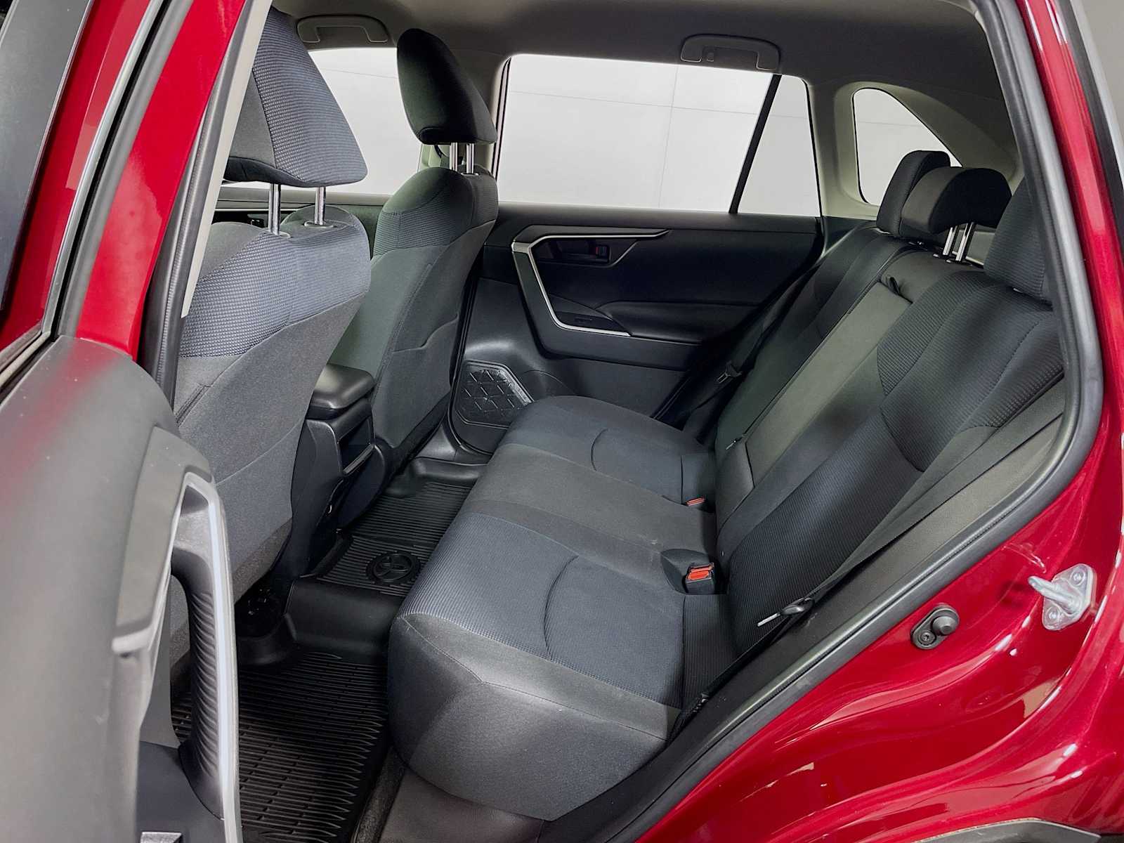 2021 Toyota RAV4 LE photo 19
