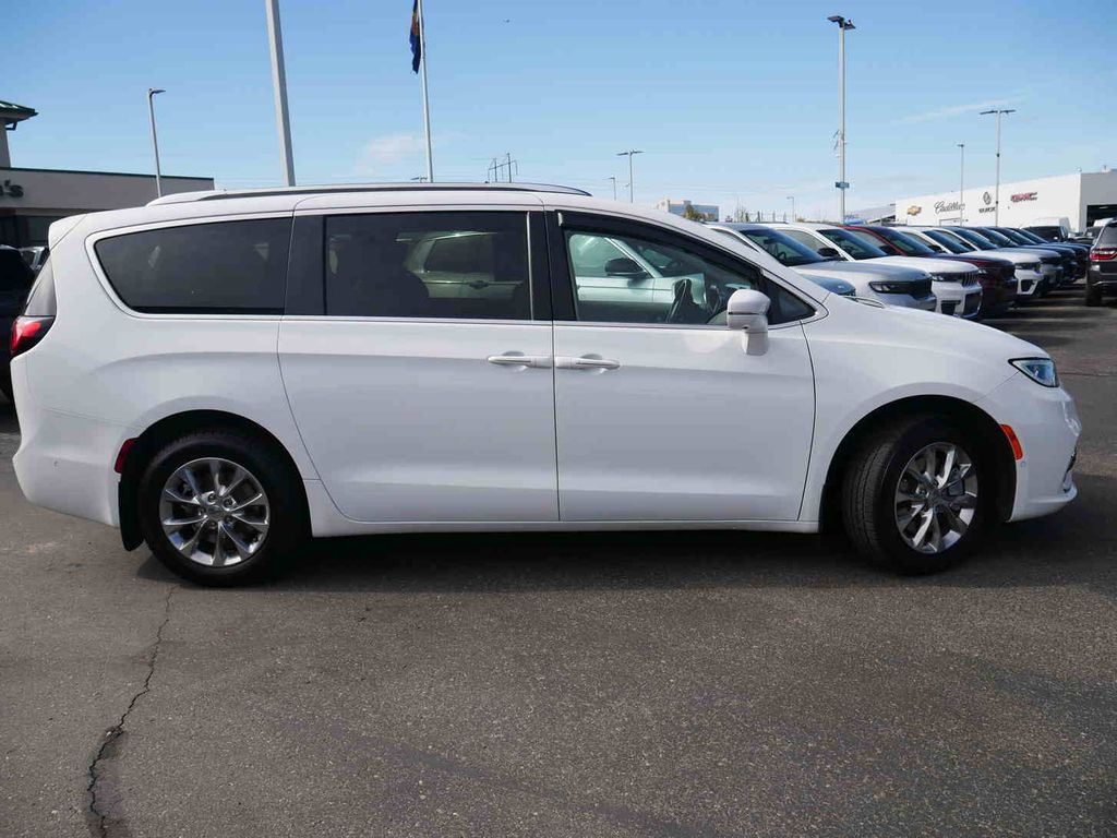 2021 Chrysler Pacifica Touring L photo 17