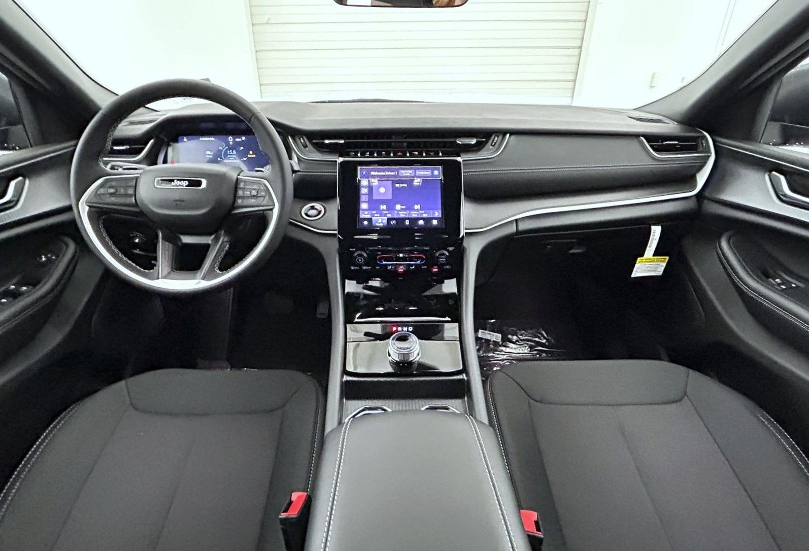 2025 Jeep Grand Cherokee Laredo photo 12