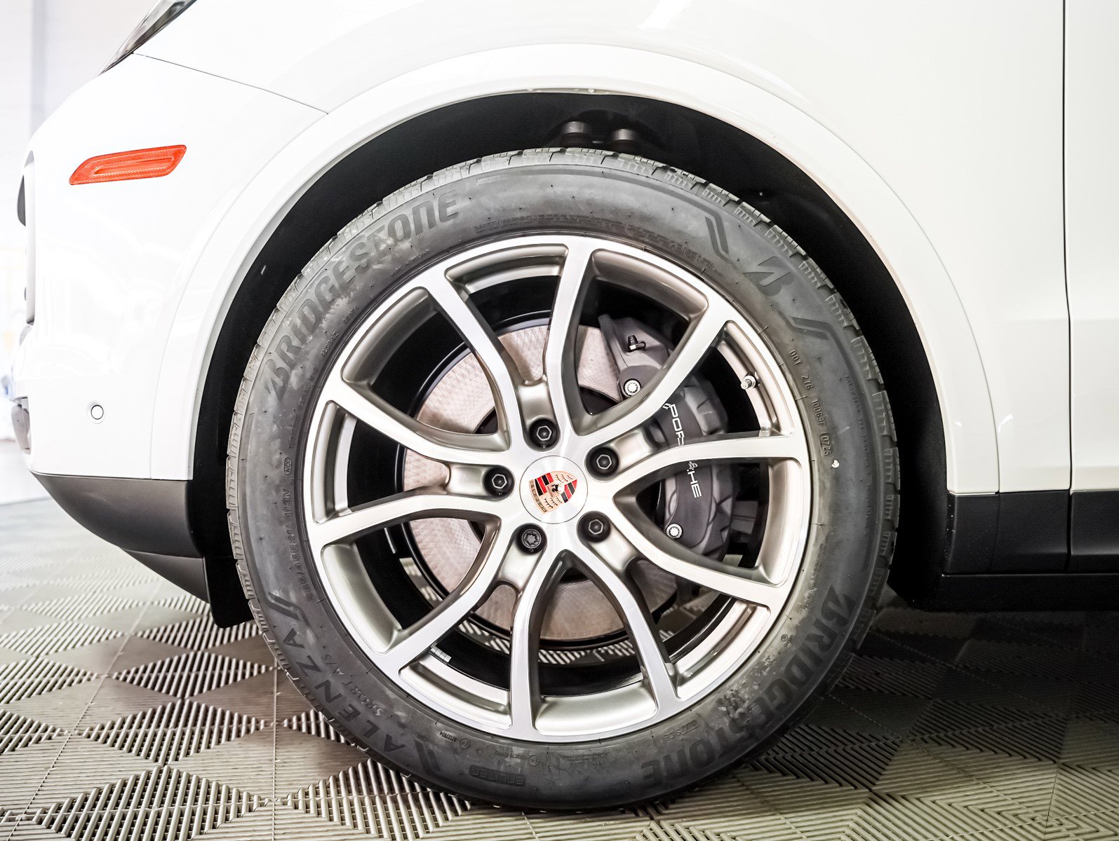2025 Porsche Cayenne photo 14