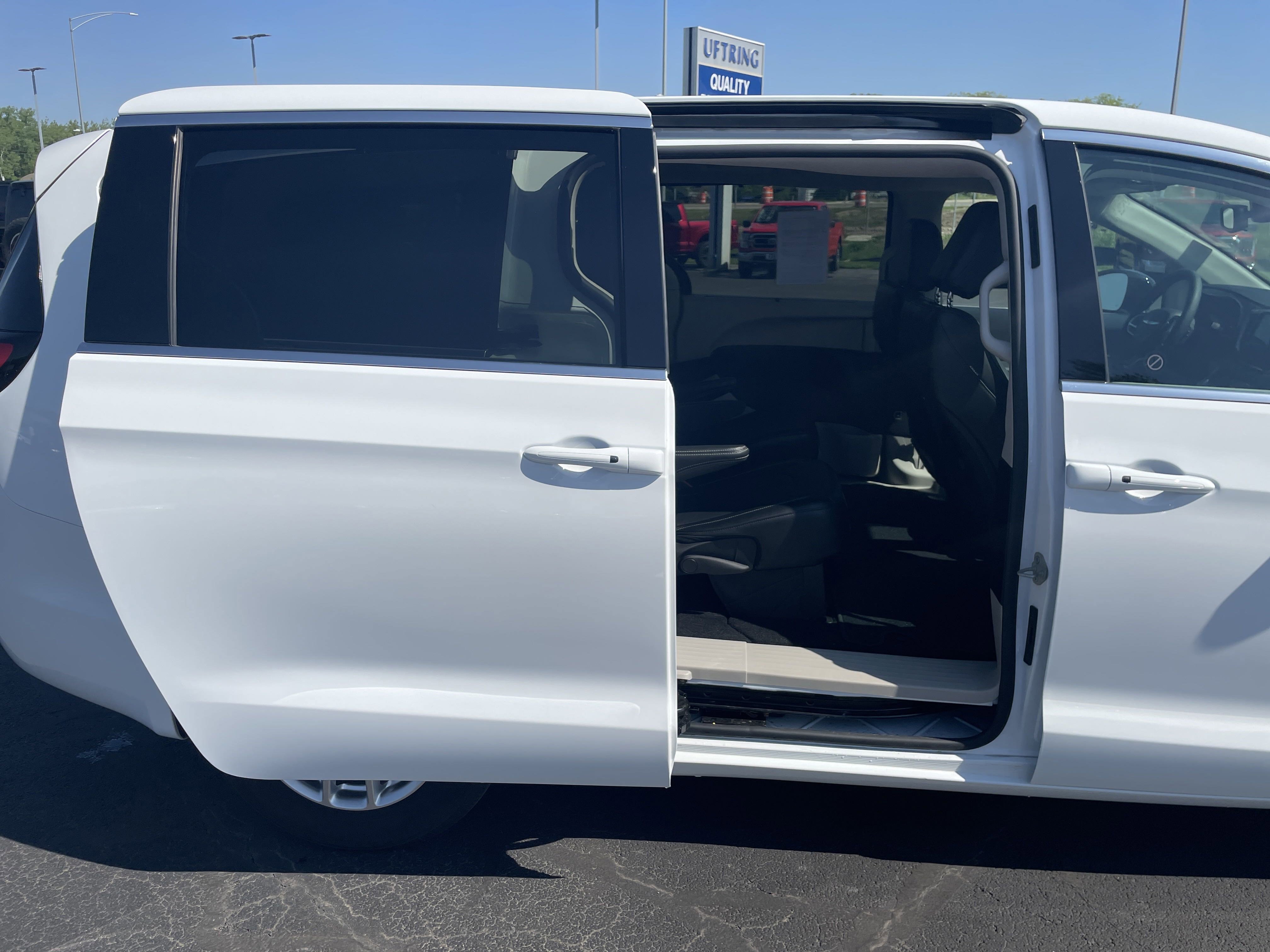 2024 Chrysler Pacifica Touring L photo 23