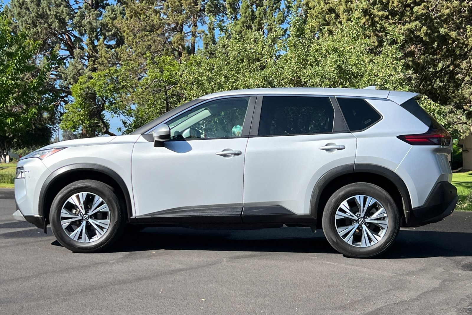 2023 Nissan Rogue SV photo 7
