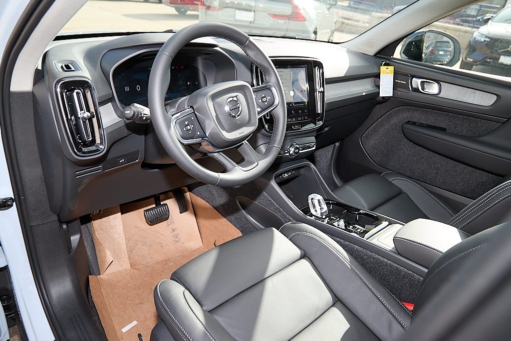 2026 VOLVO XC40 - Image 11