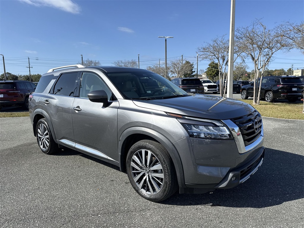 2022 Nissan Pathfinder Platinum's photo