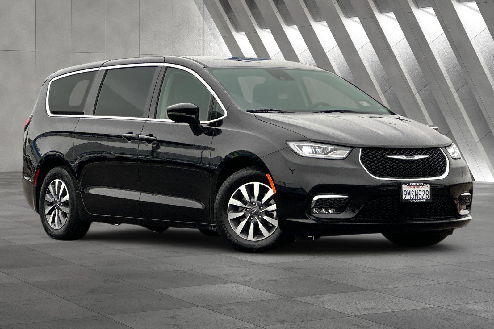 2024 Chrysler Pacifica PHEV Select's photo