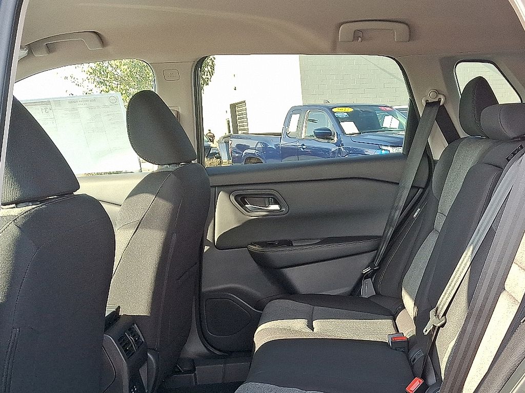 2026 Nissan Rogue SV photo 5