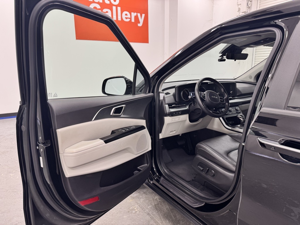 2024 Kia Carnival LX photo 9