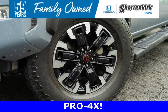 2023 Nissan Frontier PRO-4X Crew Cab photo 2