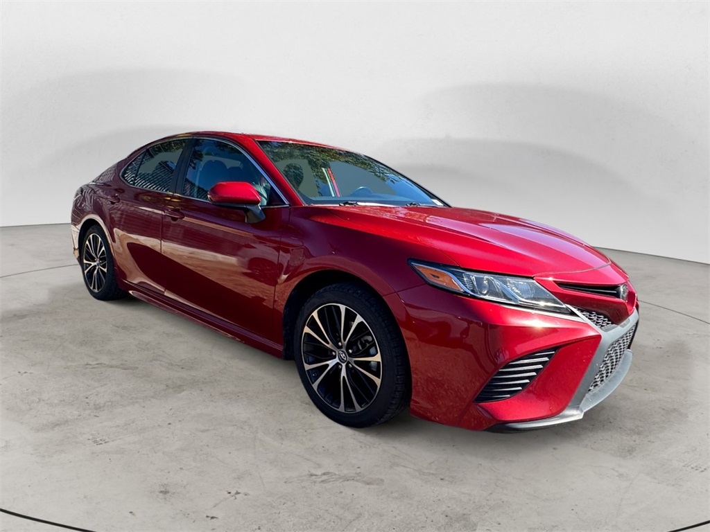 2019 Toyota Camry SE photo 3