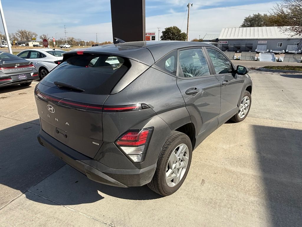 2024 Hyundai Kona SE photo 4