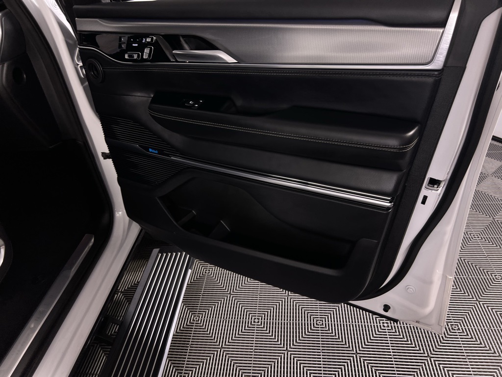 2023 Jeep Grand Wagoneer II photo 31