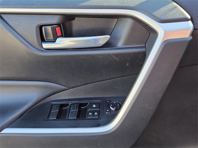 2020 Toyota RAV4 XLE photo 23