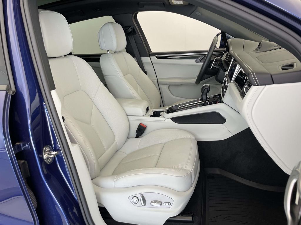 2024 Porsche Macan Base photo 21