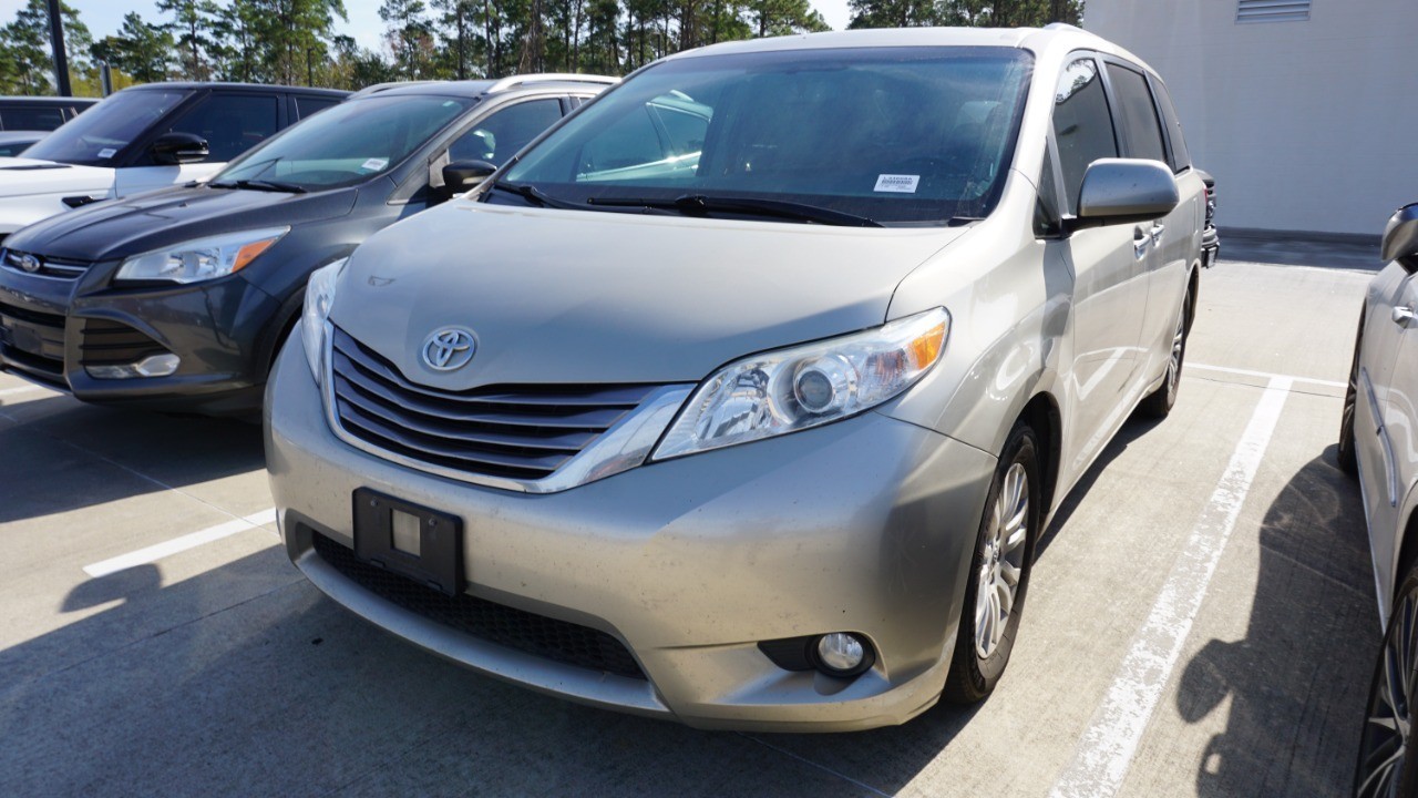 2017 Toyota Sienna XLE's photo