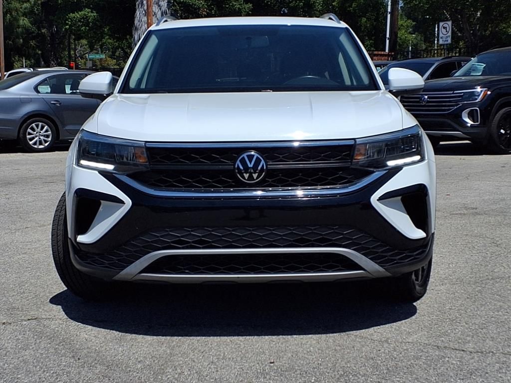 2022 Volkswagen Taos SE photo 2