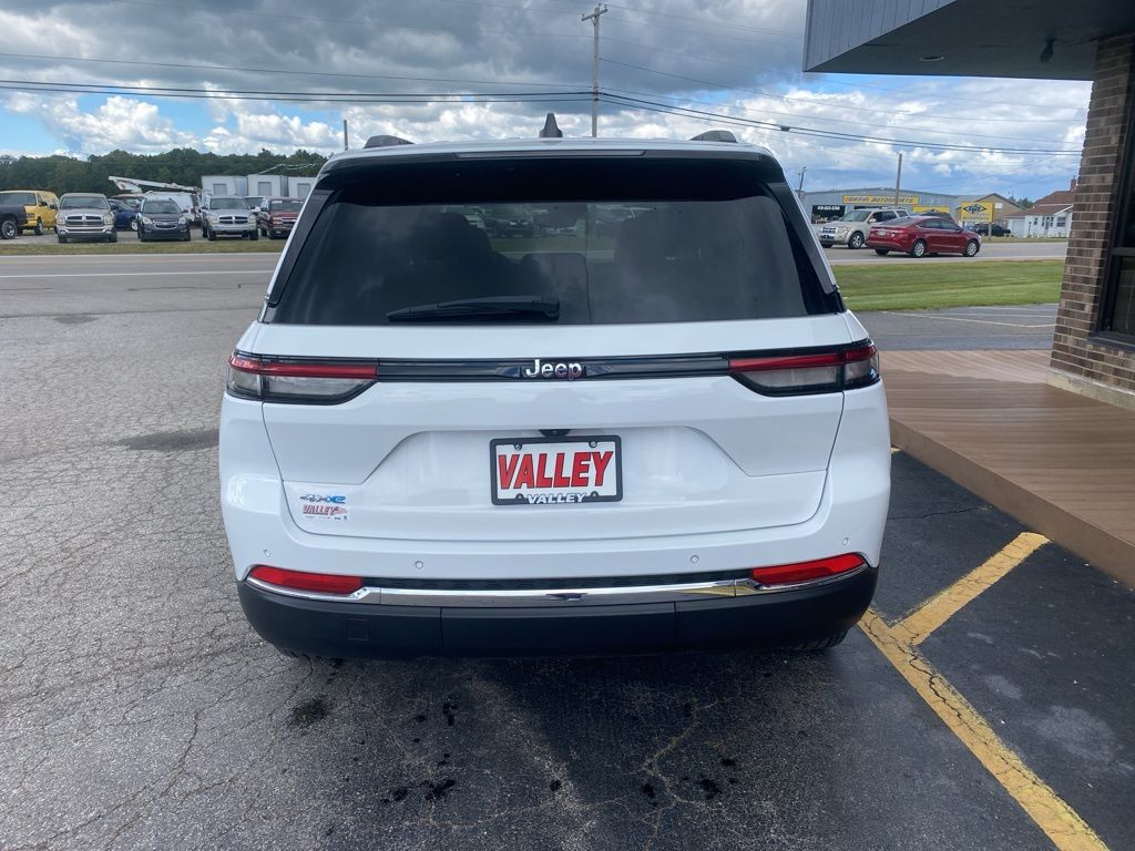 2023 Jeep Cherokee Base photo 5