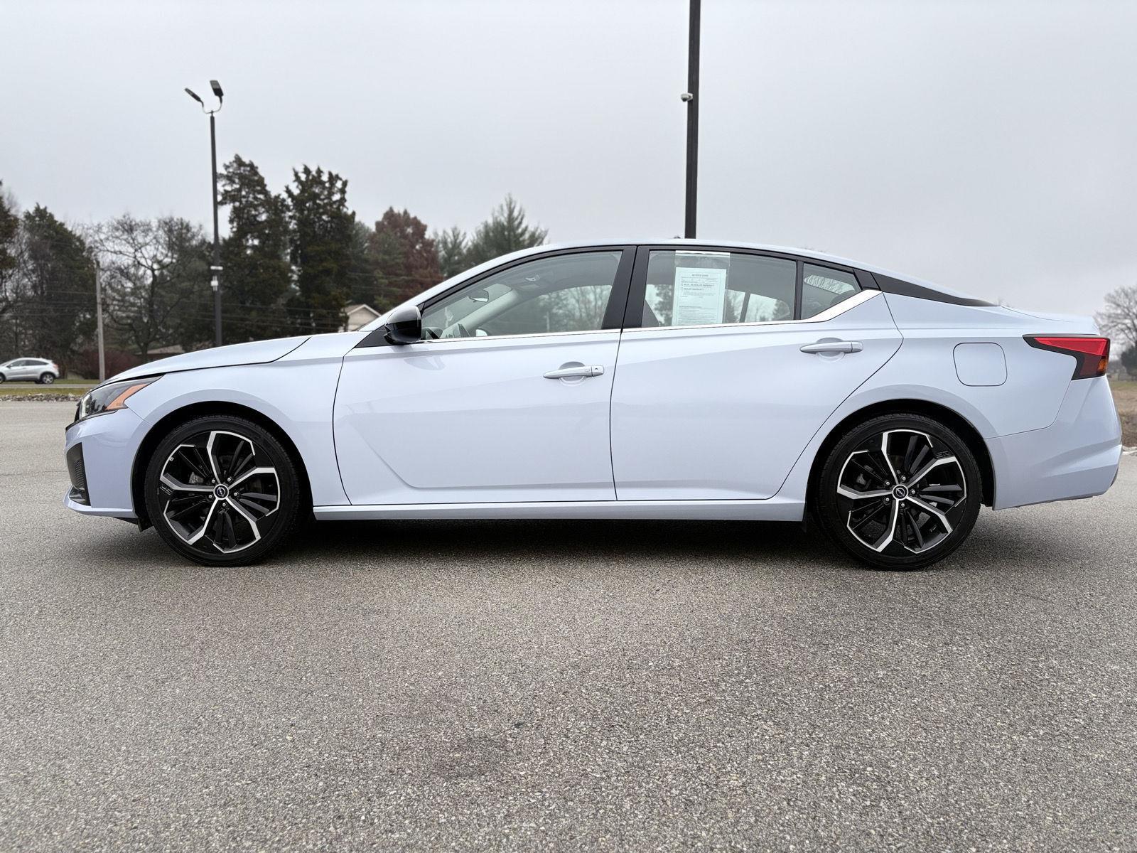 2023 Nissan Altima 2.5 SR photo 3