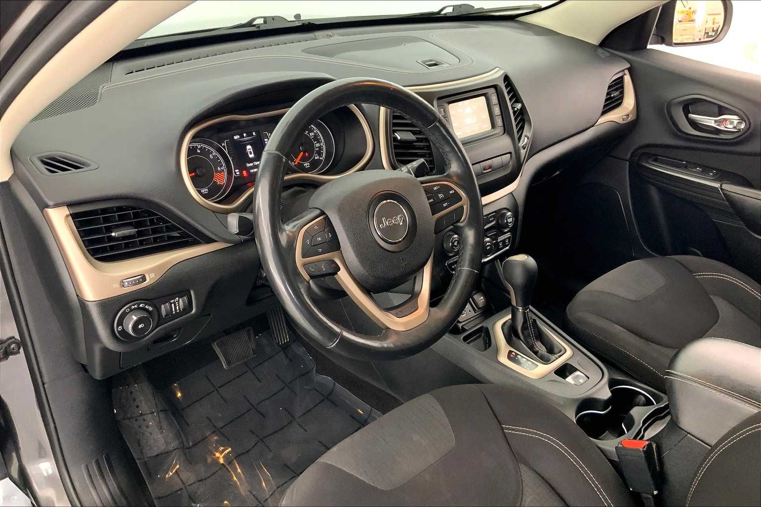 Used 2015 Jeep Cherokee Latitude with VIN 1C4PJLCB2FW517400 for sale in Des Moines, IA