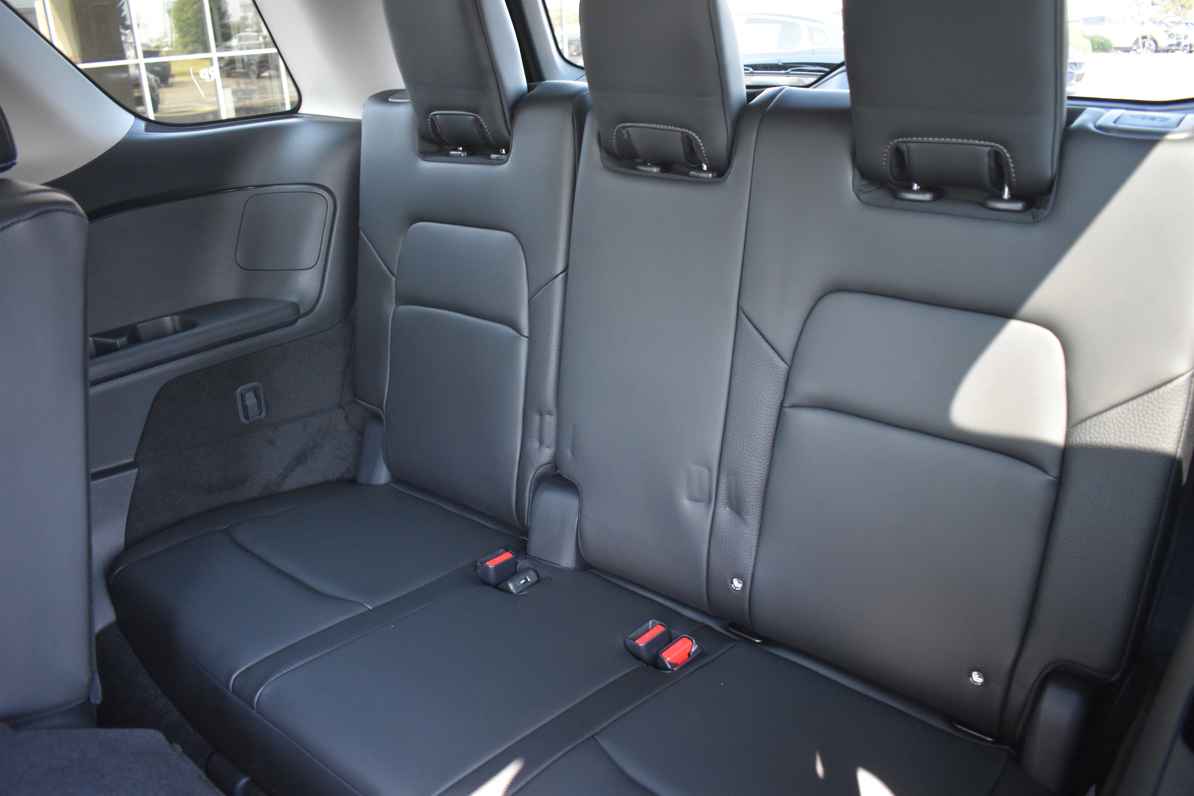 2025 Nissan Pathfinder SL photo 2