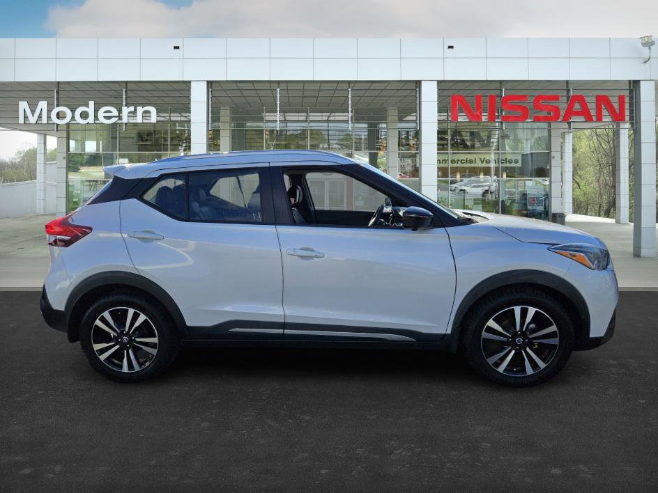 2018 Nissan Kicks SR photo 2
