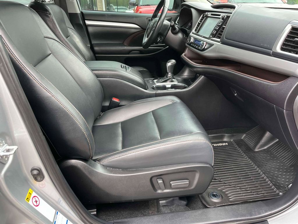 2019 Toyota Highlander XLE photo 11