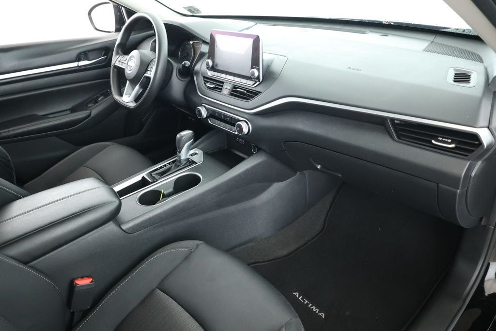 2022 Nissan Altima SV photo 22