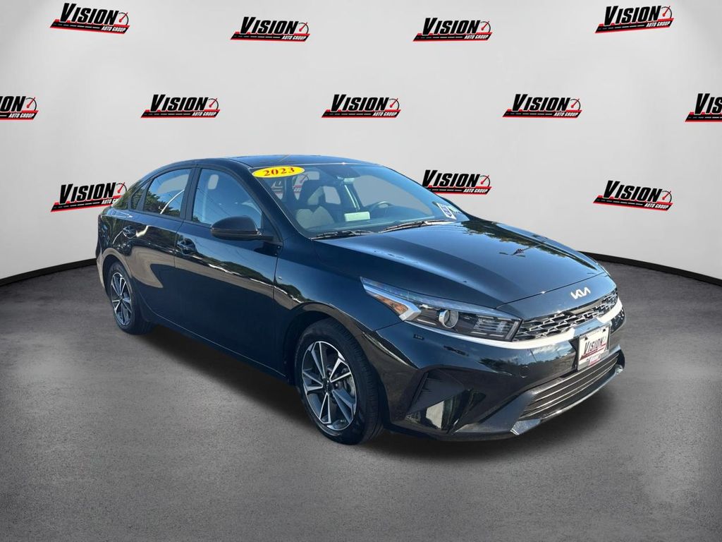 2023 Kia Forte LXS photo 3