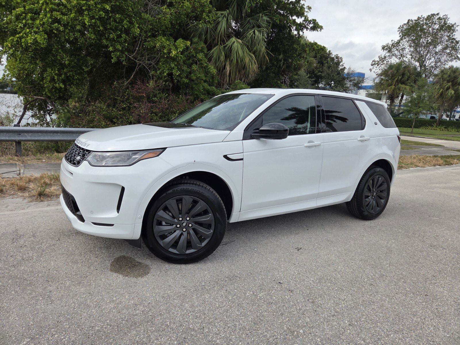 2025 Land Rover Discovery Sport S's photo