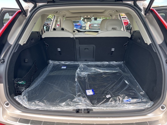 2025 Volvo XC60 B5 photo 22