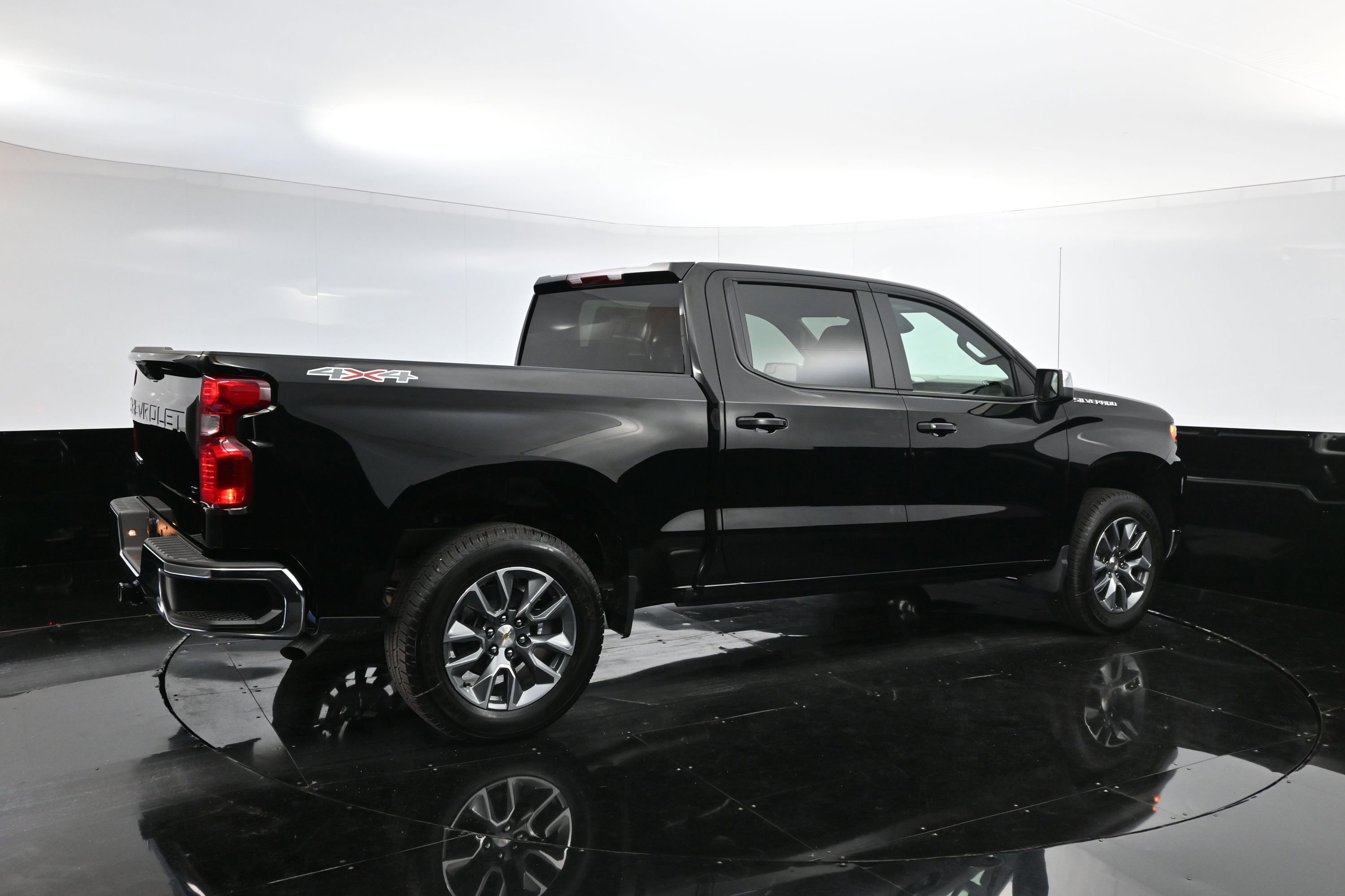 2025 Chevrolet Silverado 1500 LT photo 4