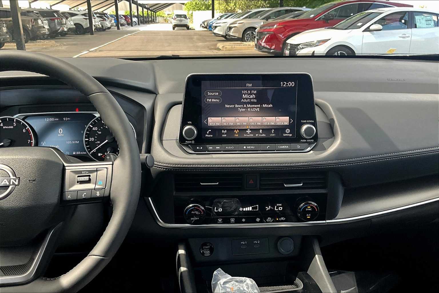 2025 Nissan Rogue SV photo 6