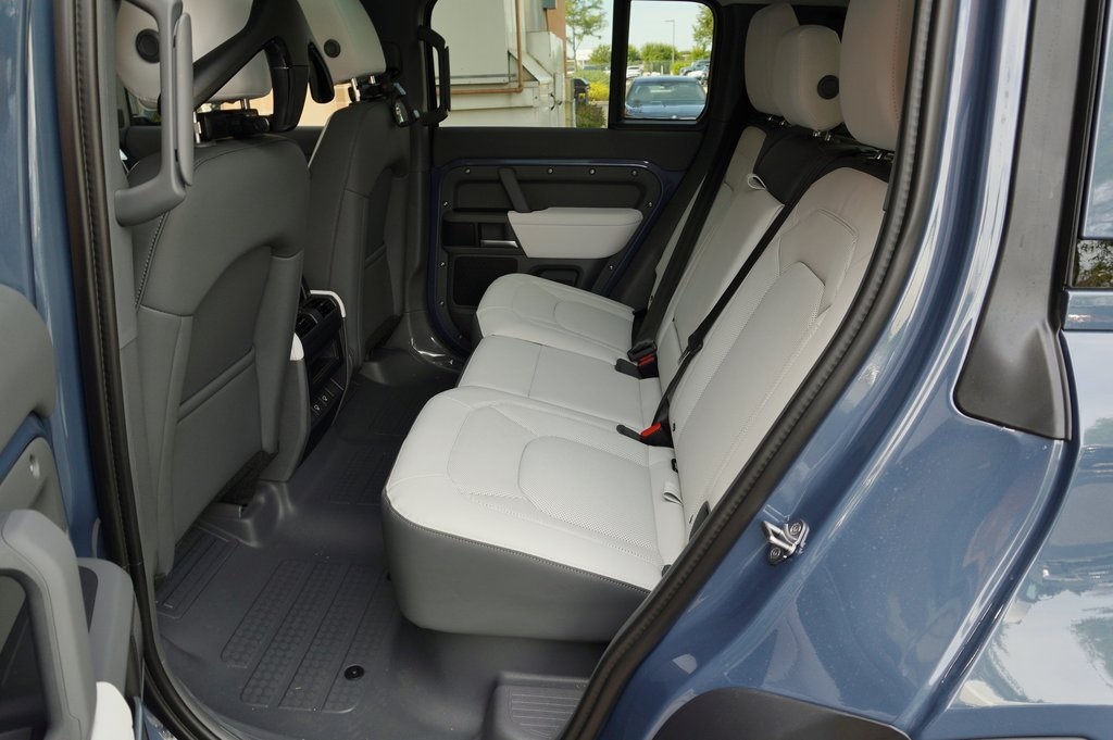 2025 Land Rover Defender 110 S photo 23