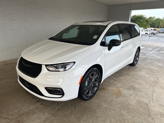 2026 Chrysler Pacifica photo 2