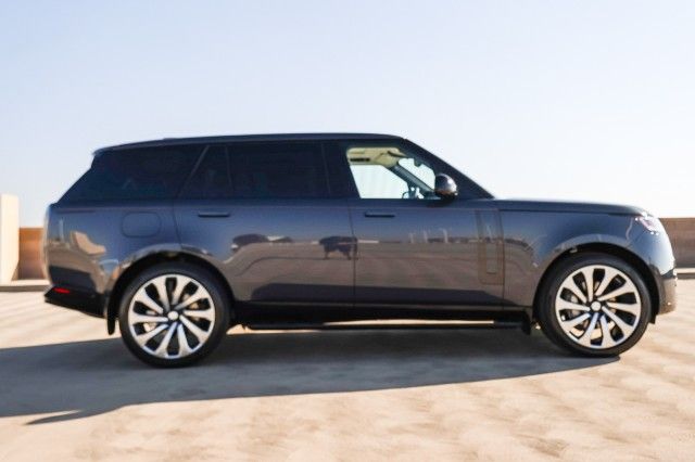 2025 Land Rover Range Rover SE photo 4