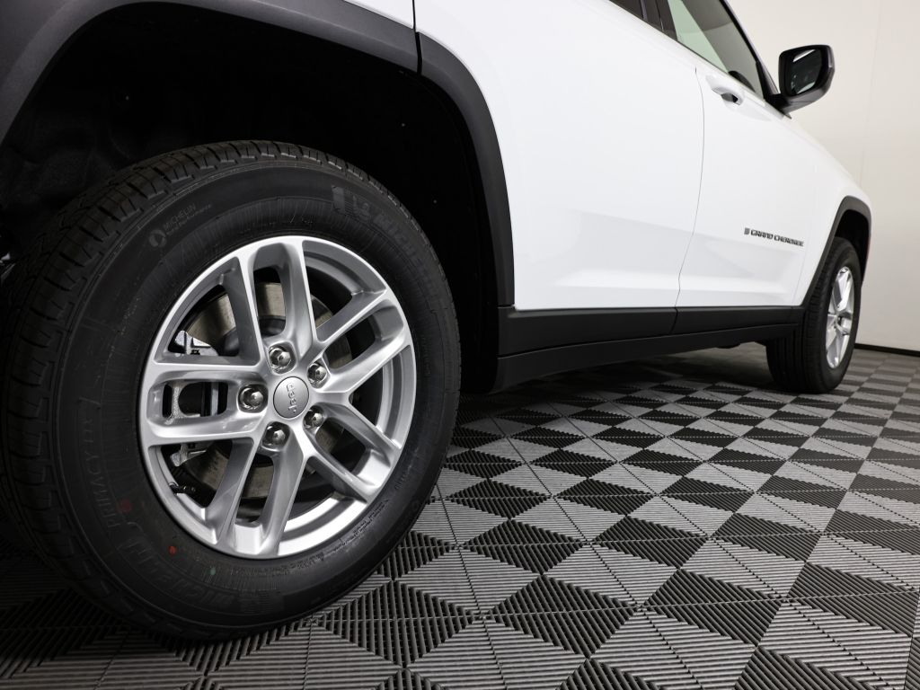 2025 Jeep Grand Cherokee Laredo X photo 3