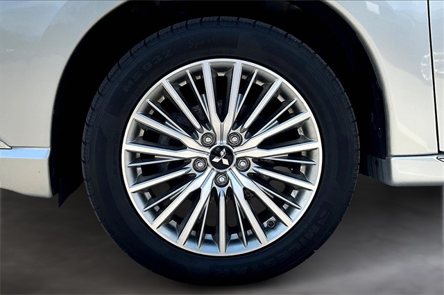 2022 Mitsubishi Outlander PHEV LE photo 10