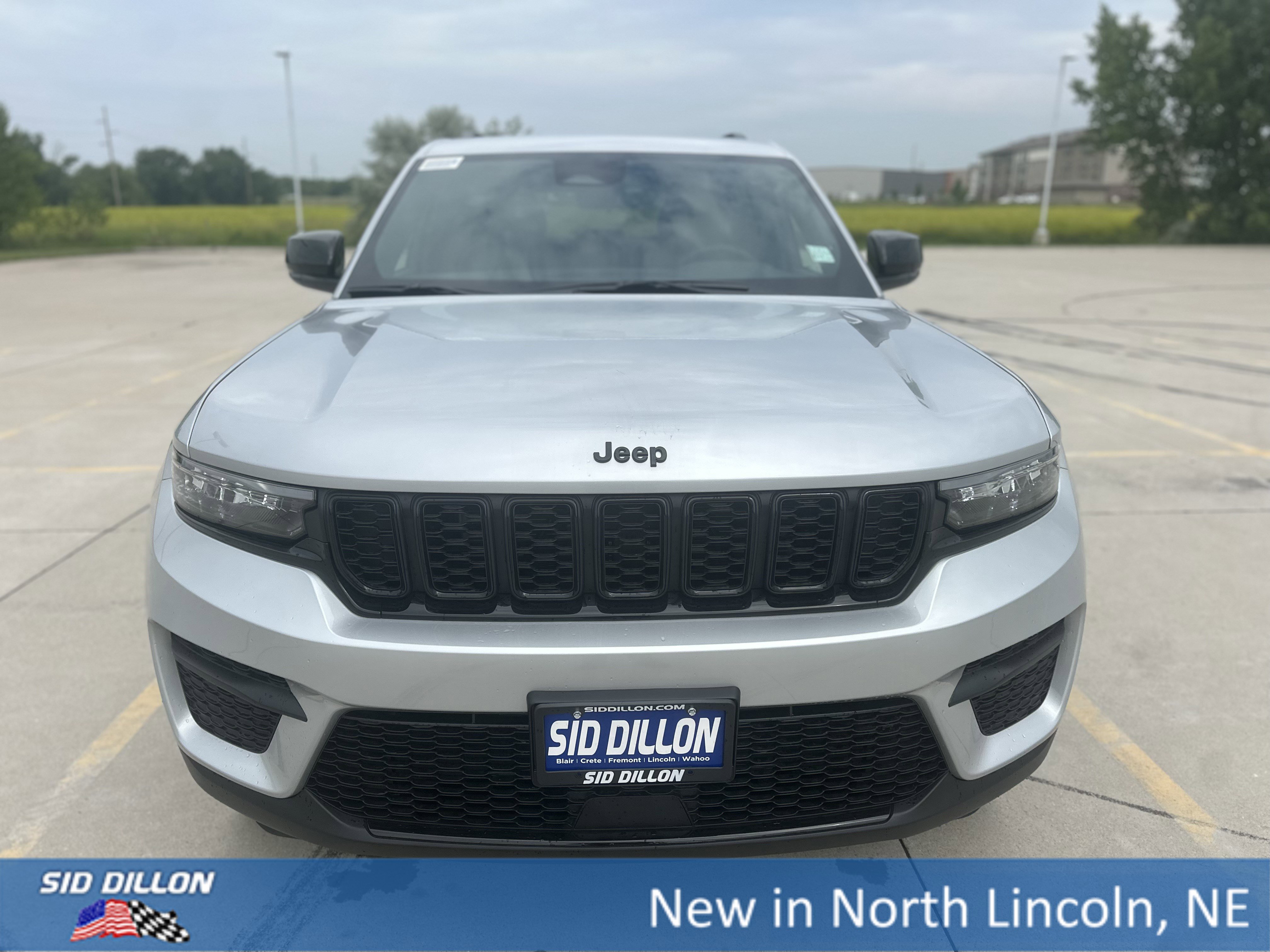 2025 Jeep Grand Cherokee Altitude photo 2