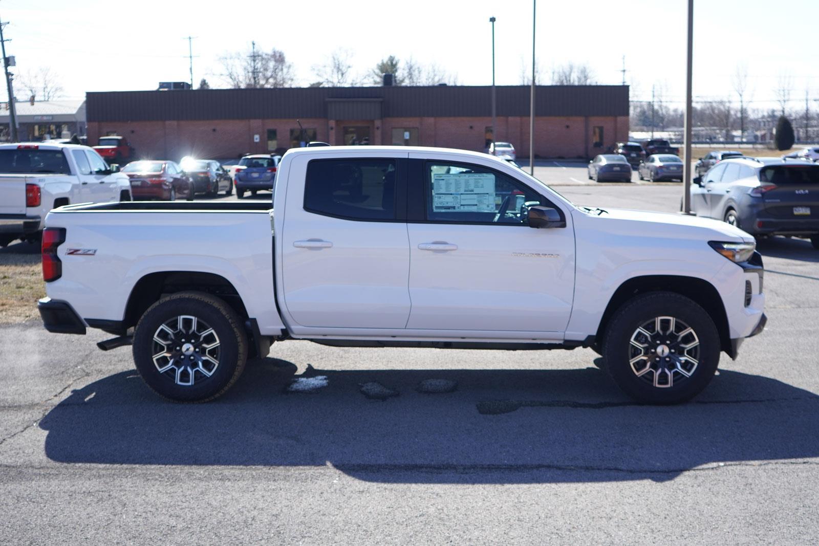 2025 Chevrolet Colorado Z71 photo 2