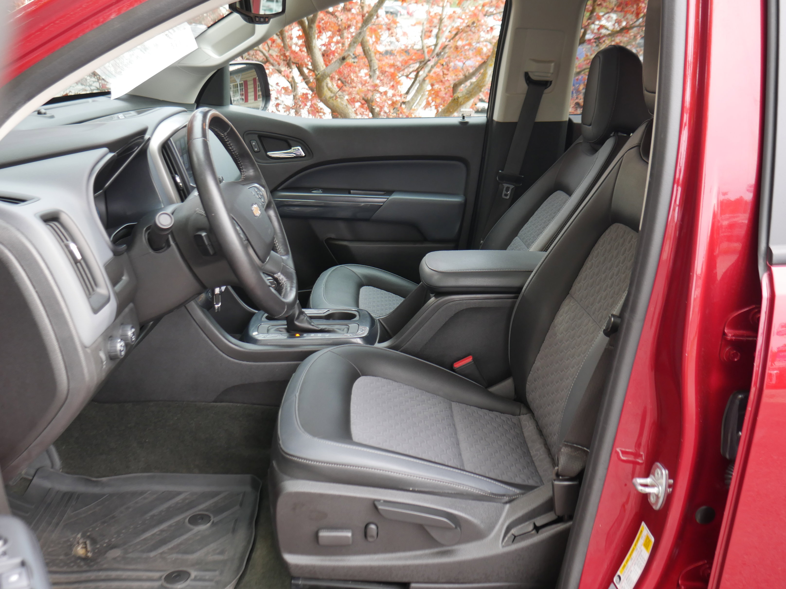 2017 Chevrolet Colorado Z71 photo 2