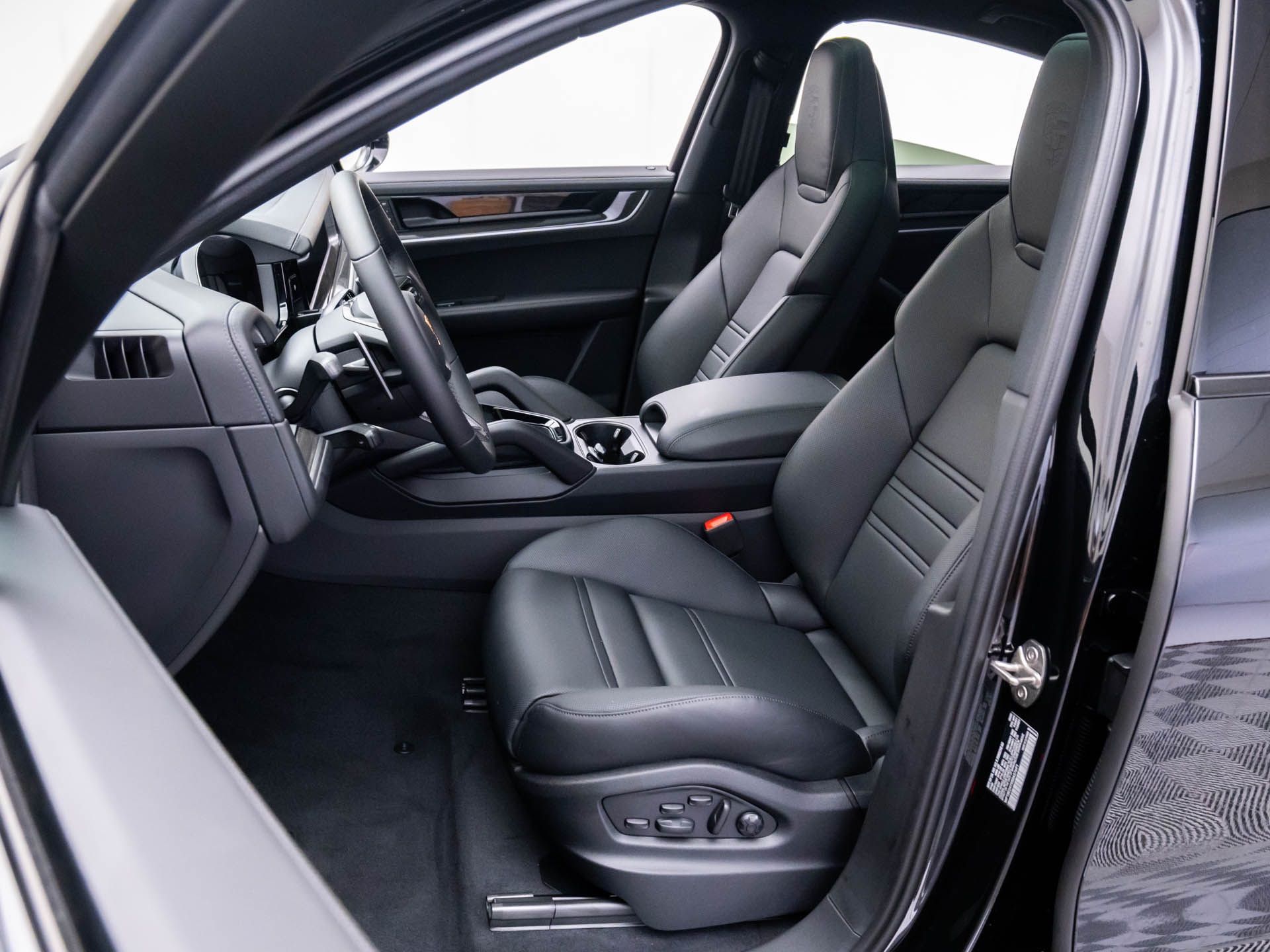 2025 Porsche Cayenne E-Hybrid Coupe photo 3