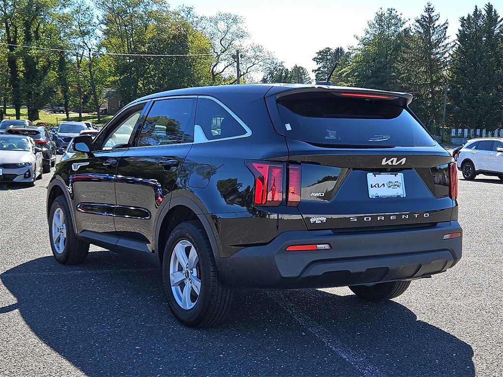2022 Kia Sorento LX photo 2
