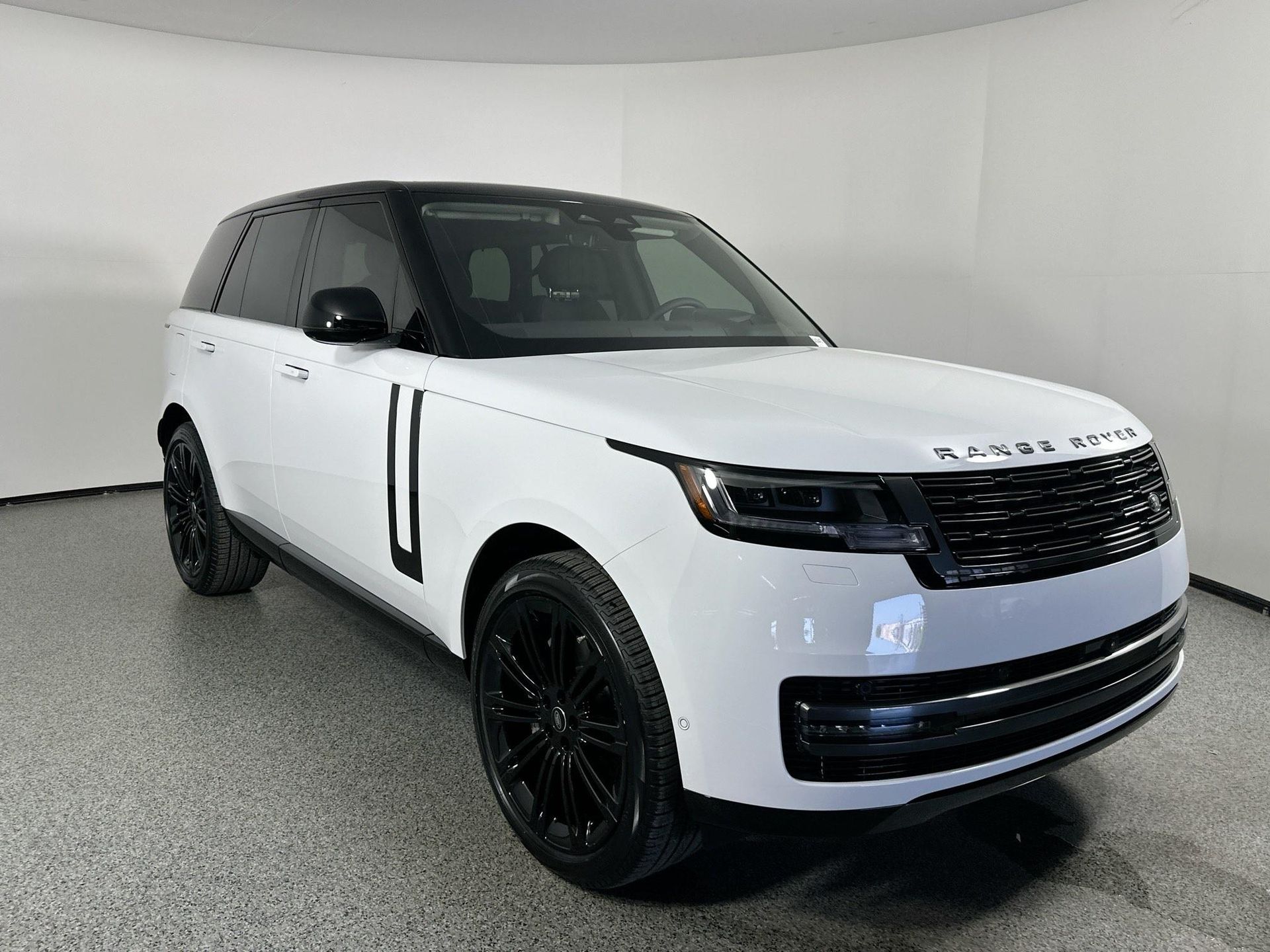 2025 Land Rover Range Rover SE photo 3