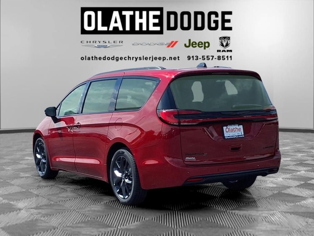 2026 Chrysler Pacifica Limited photo 3