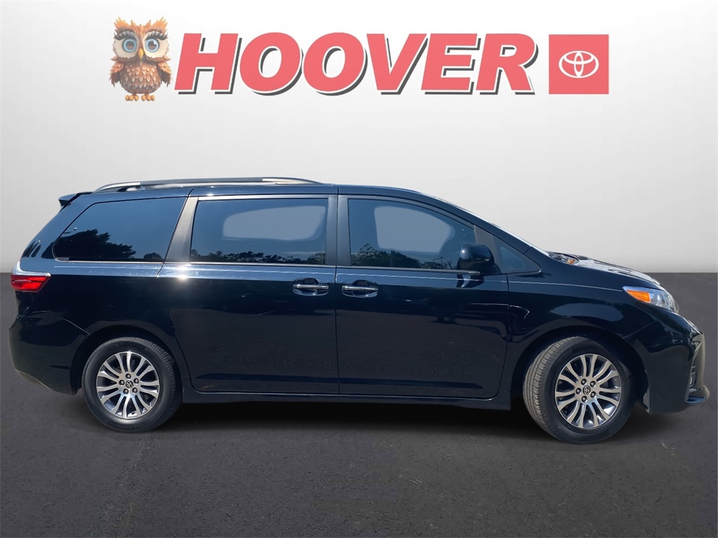 2020 Toyota Sienna XLE photo 2