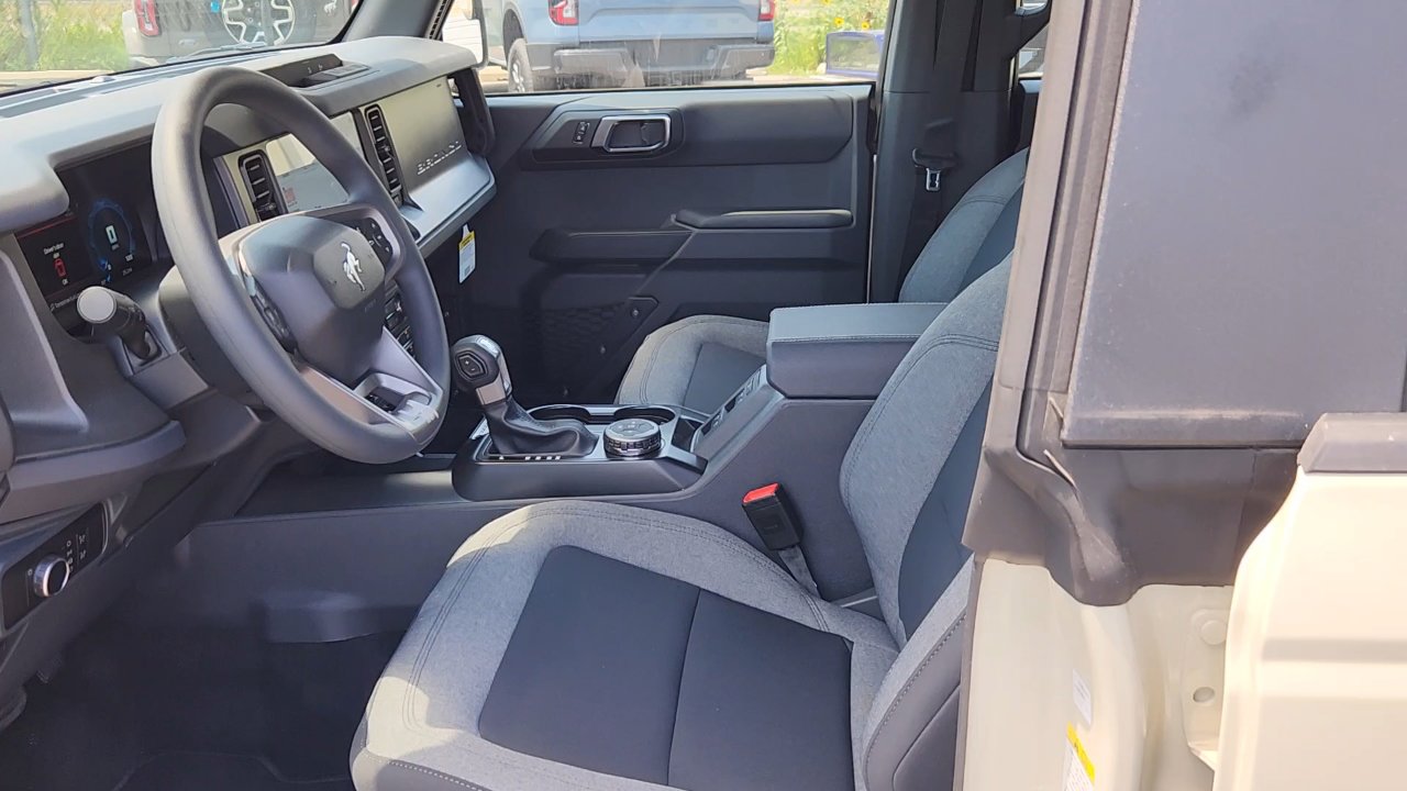 2025 Ford Bronco Base photo 17
